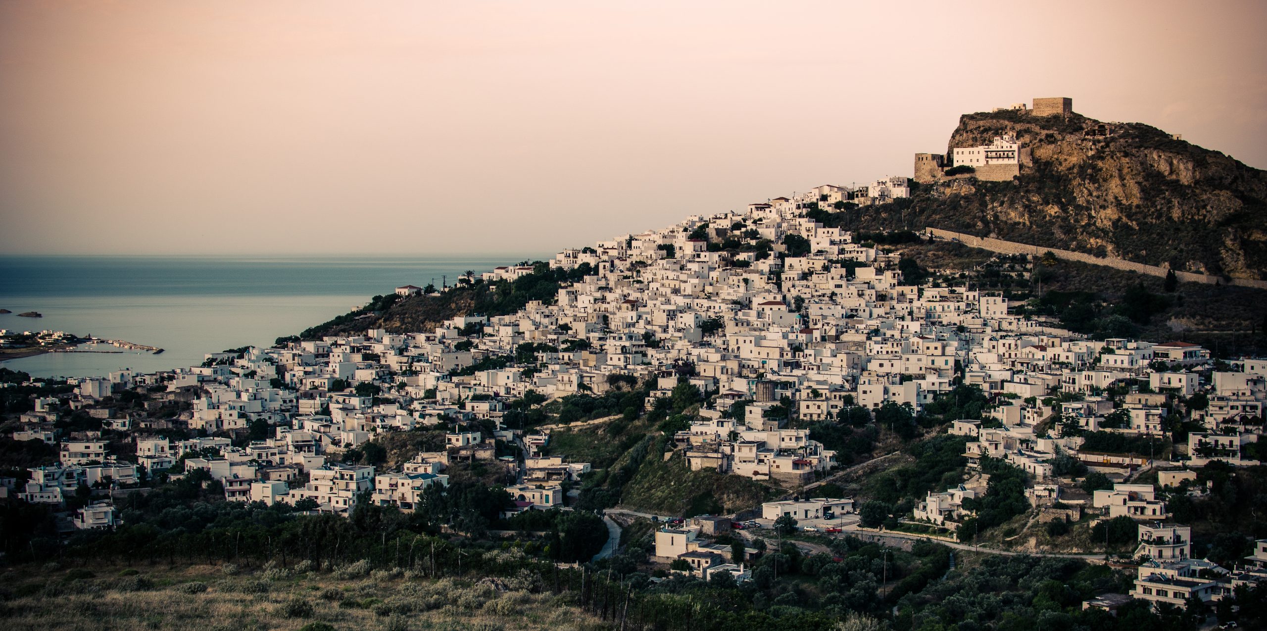 Πού θα δεις το καλύτερο ηλιοβασίλεμα στη θάλασσα στη Σκύρο;